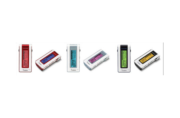 iAUDIO 5。左から、256Mバイトタイプ（ルビーレッド）、512Mバイトタイプ（ブルートパーズ）、1Gバイトタイプ（プラチナブラック）