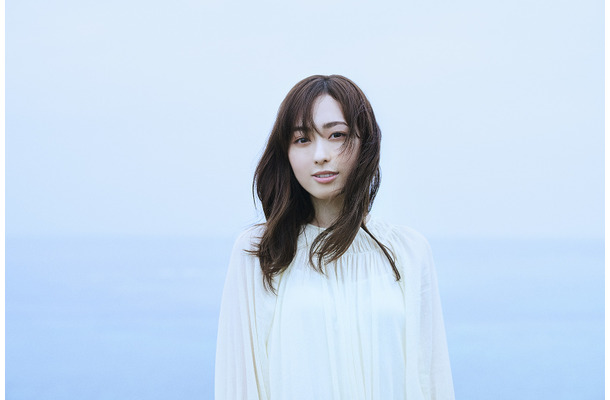 福原遥、新曲「風に吹かれて」ミュージックビデオ公開