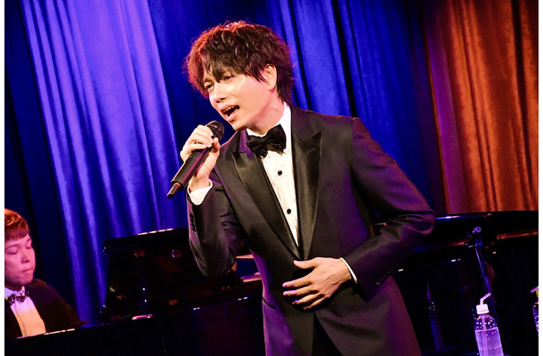 山崎育三郎、初の生配信ライブで「絶対明るい未来が待ってるから」と涙