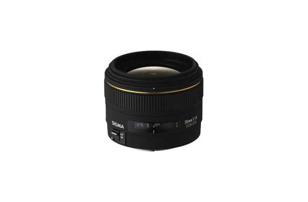 　シグマは14日、デジタル用大口径標準レンズ「30mm F1.4 EX DC HSM」を発表した。対応マウントは、シグマ、キヤノン、ニコンの3種類を用意する。