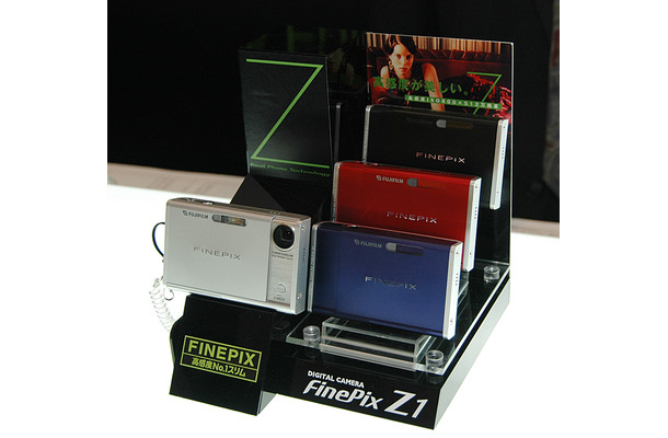 FinePix Z1のカラーバリエーションは、シルバー、ブラック、ブルー、レッドの4色