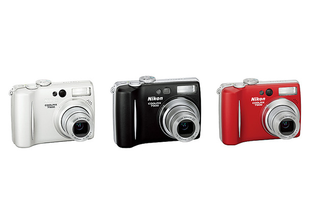 COOLPIX7900　プライムシルバー（左）、クラシックブラック（中）、オペラレッド（右）