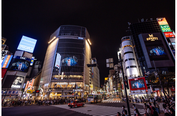 渋谷駅前の街頭ビジョンでの発表の様子