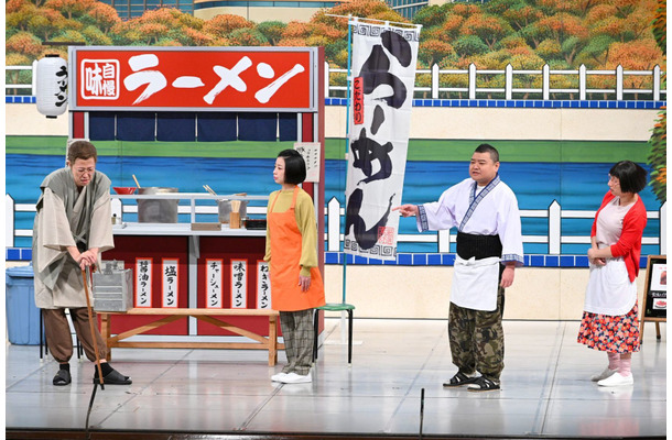 舞台（左から）小籔千豊、井上安世、川畑泰史、すっちー