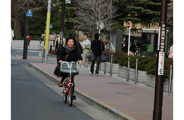 チャリで颯爽と登場！　とはいえ、毎度車にひかれそうです