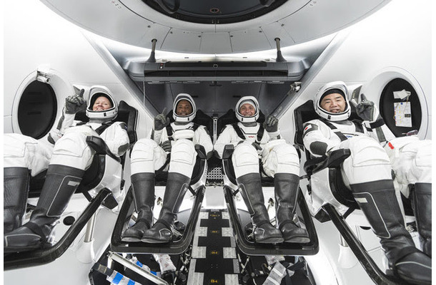 クルードラゴン内の1号機乗組員たち。 左から、 NASA宇宙飛行士のシャノン・ウォーカー氏、 ビクター・グローバー氏、 マイク・ホプキンス氏、 そして宇宙航空研究開発機構の野口聡一氏（画像：SpaceX）