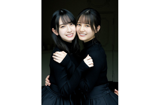 金村美玖×小坂菜緒 (日向坂46)　（C）ワニブックス