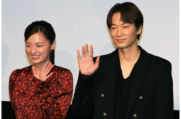 尾野真千子、綾野剛【撮影：小宮山あきの】