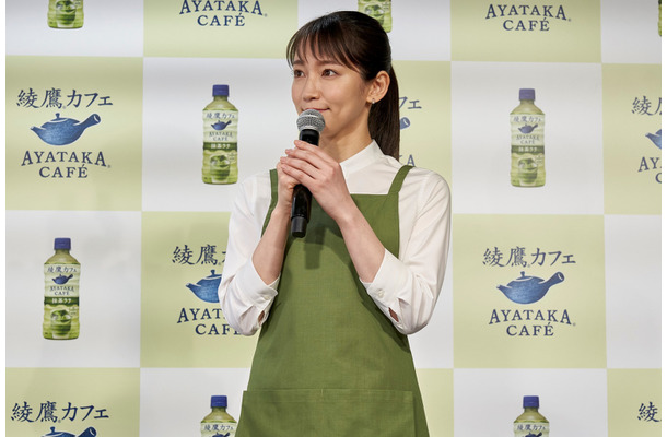 吉岡里帆がエプロン姿で“バリスタ見習い”! 苦手なお菓子作りも克服?