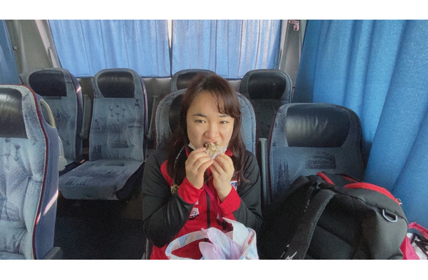 試合会場に行く道中、母親のおにぎりを食べる （C）NHK