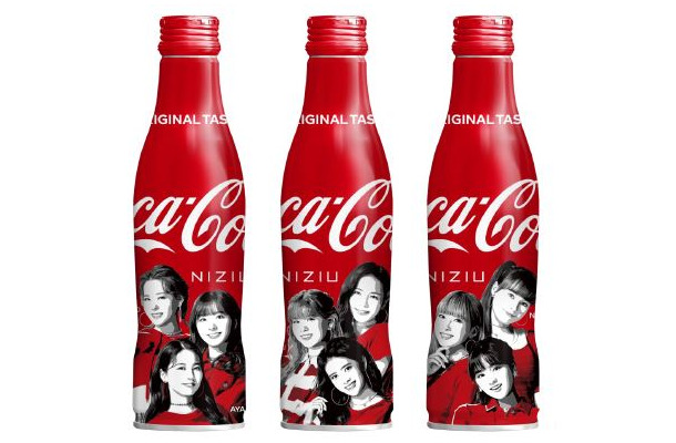 NiziUメンバーが3種のデザインで登場！「コカ・コーラ」スリムボトル