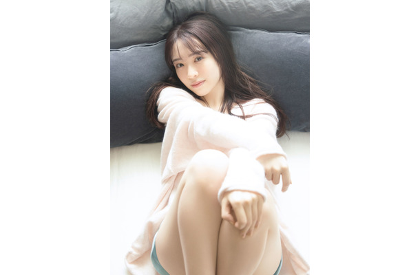 乃木坂46・渡辺みり愛写真集『消極的な華やかさ』（発売：竹書房、撮影：彦坂栄治）楽天ブックス版裏表紙