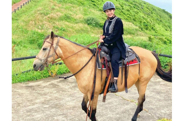 ルーシーちゃんに乗馬する平祐奈