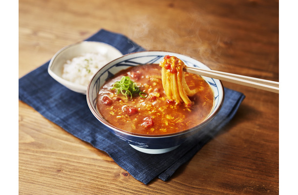丸亀製麺の“秋の新商品”3種類を実食！ TOKIOの松岡昌宏と共同開発した『トマたまカレーうどん』など