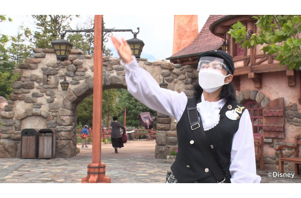 東京ディズニランドに新オープンした『美女と野獣』エリア“ガイドツアーキャスト”に密着！