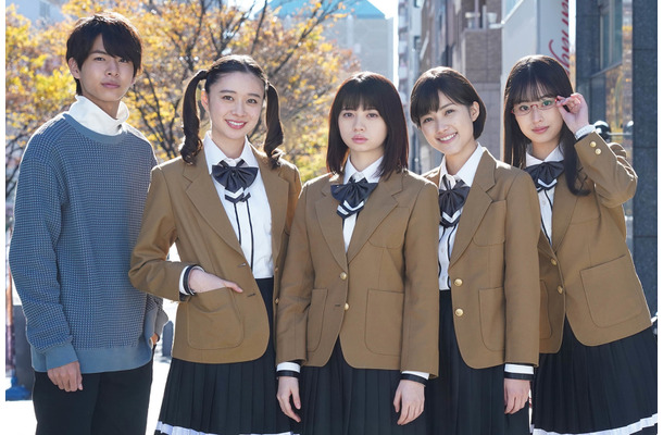 左から）小宮璃央、田鍋梨々花、桜田ひより、井頭愛海、井本彩花　（c）フジテレビ