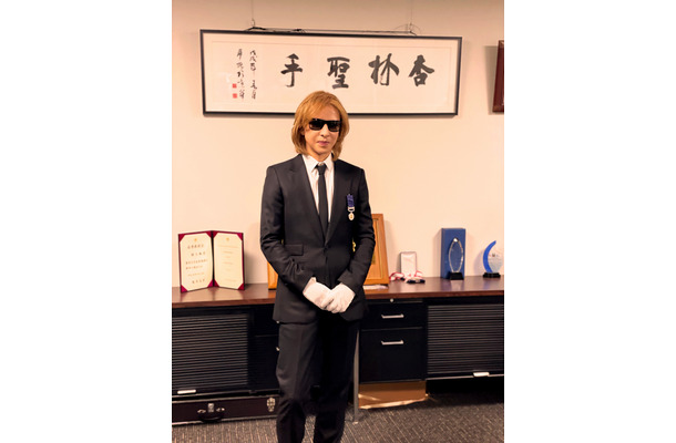 YOSHIKI、半年以上経過して紺綬褒章受章式！「自分にできる支援を続けていきたい」