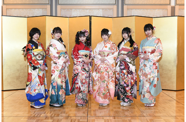 左から）五十嵐早香、坂本真凛、末永桜花、井上瑠夏、赤堀君江、荒野姫楓（c）2021 Zest, Inc. 衣装協力：清水屋