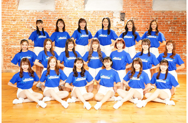 (後列左から) Ren、Nana、Misa、Miu、Junon、Fuka(中央列左から) Aki、Koto、Rinka、Yui、Natsu、Sae、Mii(前列左から) Rina、Rie、Saki、Sarasa、Sara、Shizuku