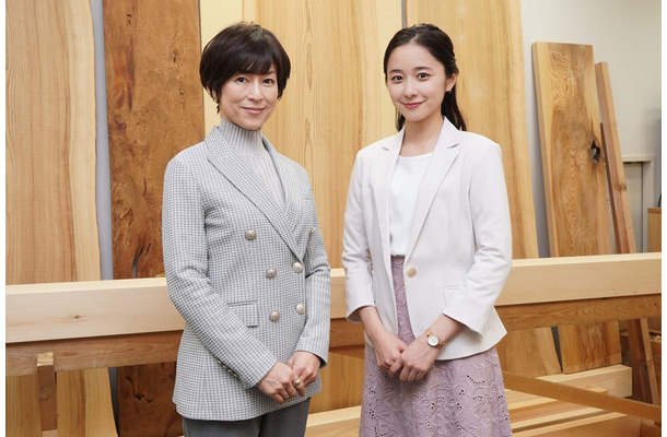 左から）鈴木保奈美、堀田真由（C）フジテレビ