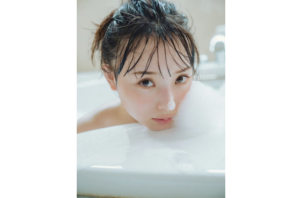 NMB48・梅山恋和1st写真集『恋する人』（発売：主婦と生活社、撮影：tAiki）通常版カバー