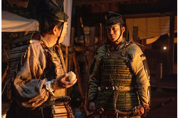 『鎌倉殿の１３人』第6話。甲斐・武田陣にて。武田信義（八嶋智人）にそそのかされる北条時政（坂東彌十郎）をいさめる義時（小栗旬） 。（ｃ）NHK