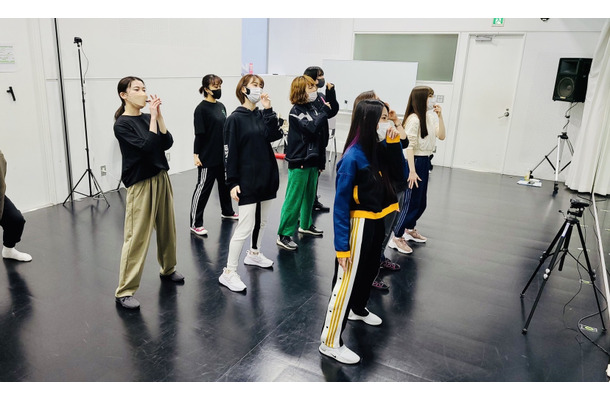 堀田真由、三吉彩花らアミューズ所属女優集結のライブ「ハンサムW LIVE」稽古風景が公開！