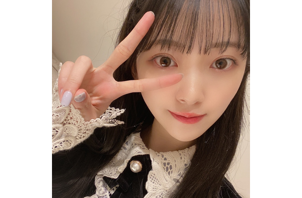 マドンナ店員役の堀未央奈、キュートなピースサインでドラマアピール！