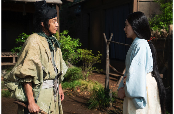 江間・義時の館にて。八重（新垣結衣）に大量の山菜を持ってきた義時と、困惑する八重（C）NHK