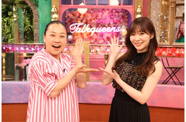 左から）いとうあさこ、指原莉乃（C）フジテレビ