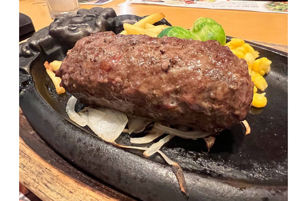 塩で食べる俵型「炭焼き黒毛和牛ハンバーグ」が絶品…ブロンコビリー