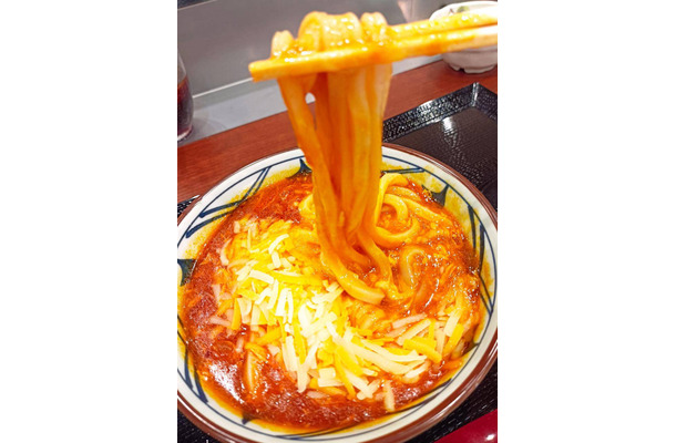 とろ～り濃厚チーズが激うま！丸亀製麺「トマたまカレーうどん」の新作を一足先に試食！