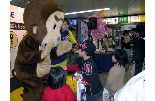 クイズ正解者は、練馬からお母さんと妹さんとショッピングに来た8歳の男の子。ボールペンをもらってバザール君と握手すると、次の問題にも元気いっぱいに手を上げていた