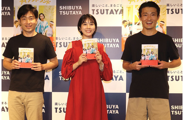 松本穂香とジャルジャル(後藤淳平、福徳秀介)【撮影：浜瀬将樹】