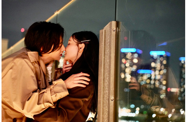 「夜景キス」場面写真（伊藤あさひ×窪田彩乃）　（c）エイベックス通信放送/とろける夜製作委員会