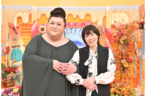 マツコ・デラックス（左）と原 由子（サザンオールスターズ・右）(C)TBS