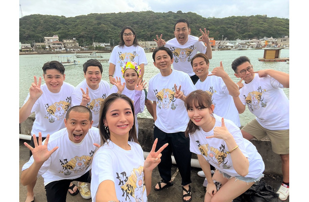一列目左から）トシ、みちょぱ、小嶋陽菜／二列目左から）吉村崇、タカ、平野ノラ、有吉弘行、狩野英孝、ビビる大木／三列目左から）中岡創一、田中卓志（C）フジテレビ