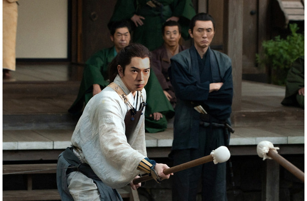剣術の稽古をするが、なかなか上達しない次郎三郎（松本潤）（C）NHK
