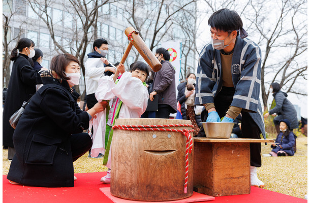 六本木ヒルズ屋上庭園で新春恒例「もちつき」イベント