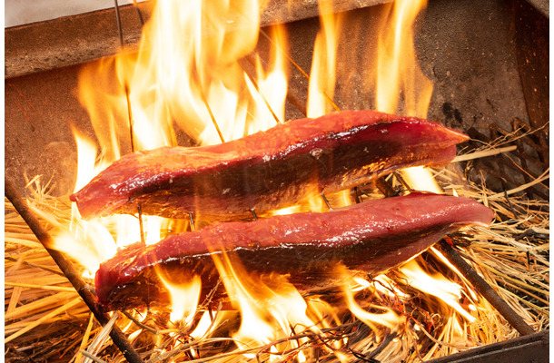 職人の技が光る名物「藁焼き（わらやき）」。