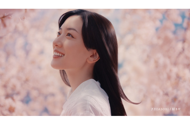 永野芽郁、桜を背景に美しい“絹髪”披露！
