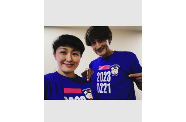 丸山桂里奈、愛娘の似顔絵入りユニフォームを着た幸せ溢れる夫婦ショット公開