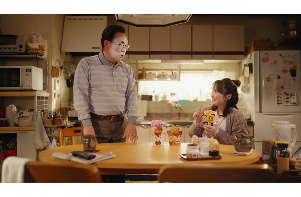 ​梅沢富美男、“濃厚な白塗りメイク姿”も！川栄李奈と多彩な「からあげクン」の味を表現