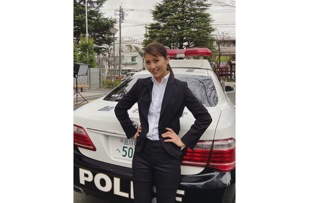 石川恋の刑事オフショットに反響「クールビューティー」