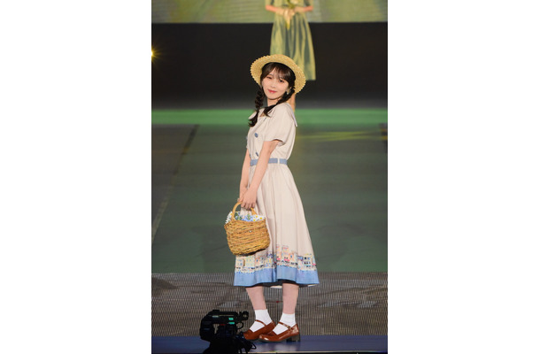 与田祐希（C）Rakuten GirlsAward 2023 SPRING/SUMMER