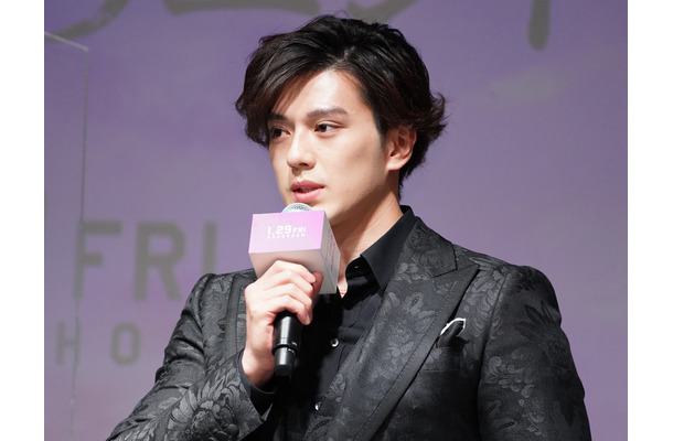 新田真剣佑【写真：竹内みちまろ】