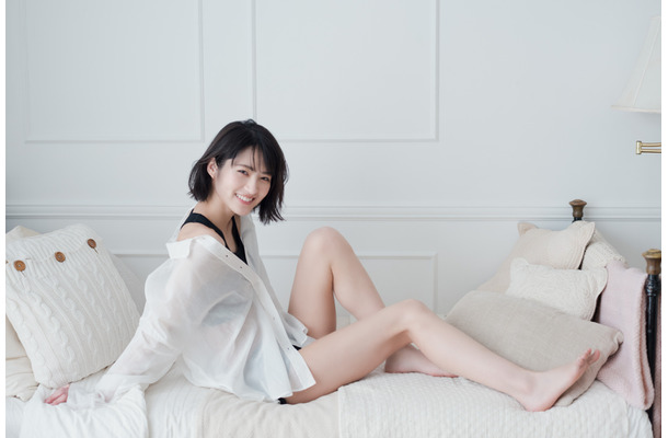 若月佑美、初フォトエッセイからアザーカット公開！ベッドでの脚線美＆天使の笑顔
