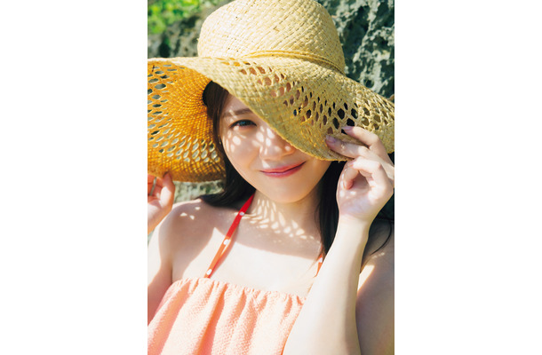 乃木坂46・田村真佑、グアムでリラックスした笑顔！1st写真集『恋に落ちた瞬間』先行カット第7弾