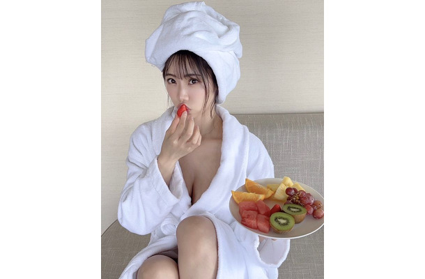 バスローブ姿の鈴木ふみ奈（インスタグラムから＝所属事務所に掲載許可をいただいています）