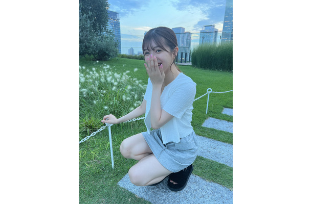 撮影中にくしゃみする貞野遥香（公式ツイッター＝所属事務所の掲載許可をいただいています）